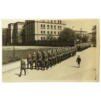 Marschierende Wehrmachtssoldaten in der Stadt. Espenlaub militaria